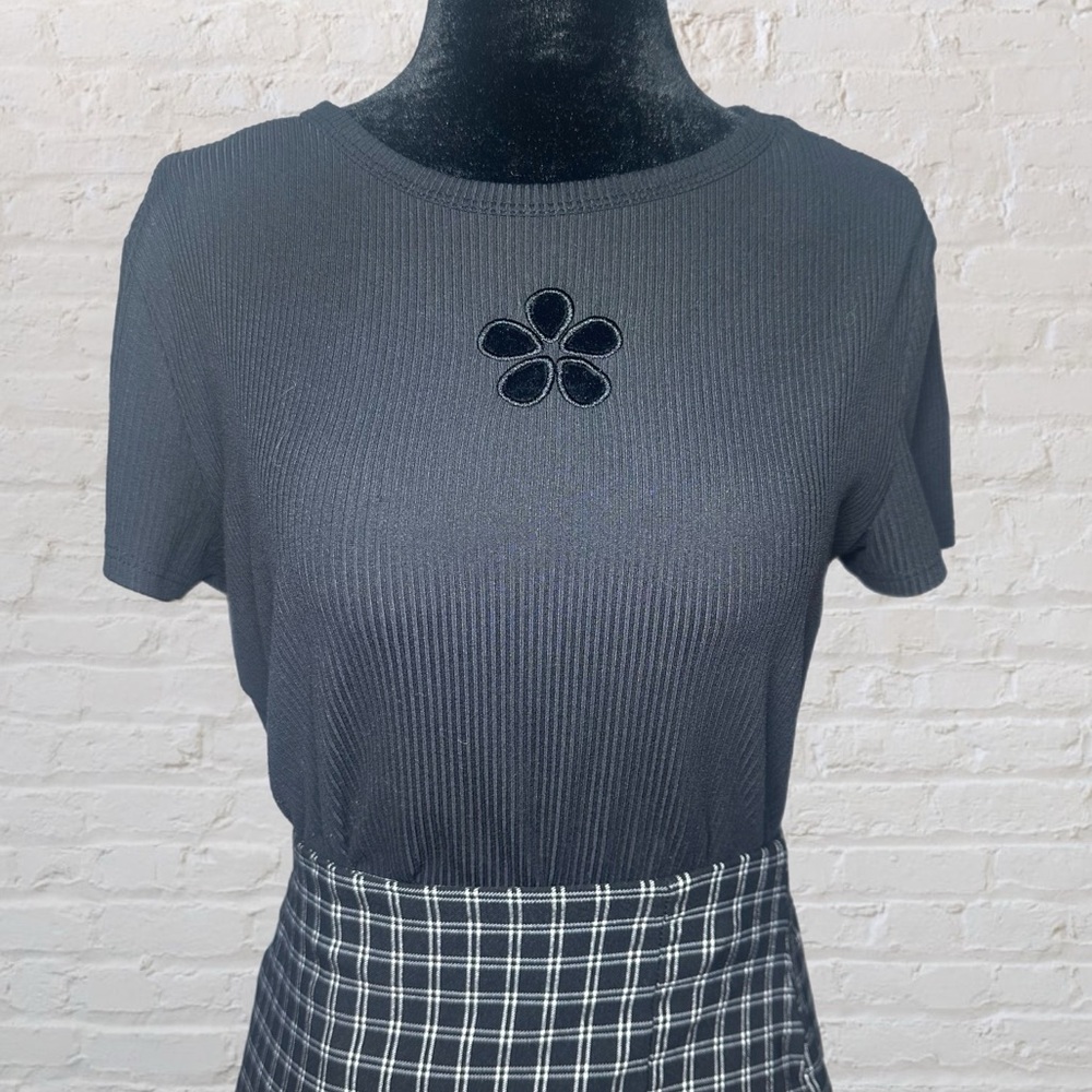 No Boundaries Black Delicate Flower Cutout Short Sleeve Basic Top in Size M(7-9)